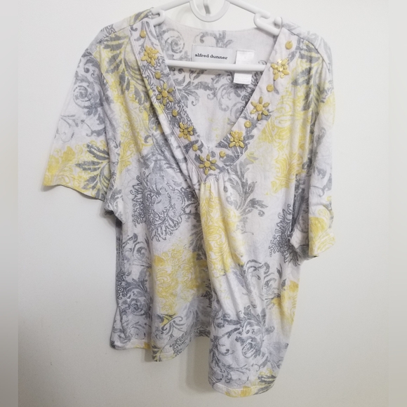 Alfred Dunner Tops - GUC gray & yellow Alfred Dunner shirt w beaded collar